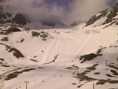 Hier bin ich am Sonntag vorbei an Matten und Schneedepots, trotz der offiziellen Sperrung gefahren, leidern war der Akku meiner Handykamera leer......um die Höhe der Schneedepots festzuhalten