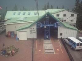 ausfahrt aus der talstation. süß: die pfeilchen. damit die gondeln auch wissen in welche der öffnungen sie rein müssen :)
