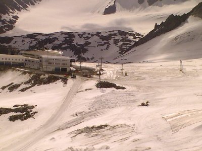Hier hat eine Pistenbully den ganzen Tag ein Schneedepot angelegt, wobei nach bereits kurzer Zeit das blnke Eis zu sehen war