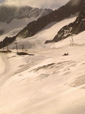Schneedepots, aber leider auch schon Felsen, ich glaube die sieht man erste seid 2 Jahren
