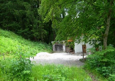 Talstationsgebäude d. langen Lifts? (Türen wohl für WC's??)
