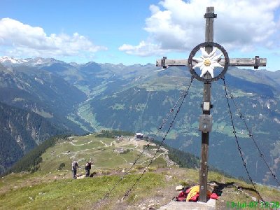 Gipfelkreuz Filzenkogel mit Ahorn-Skigebiet