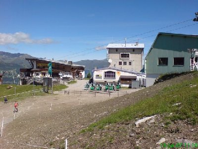 die alte Bergstation mit neuen Schneekanonen
