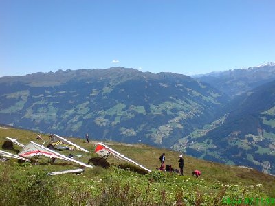 Die Zillertaler Höhenstrasse ist ein idealer Startplatz für Paragleiter - im Hintergrund die Zillertal-Arena