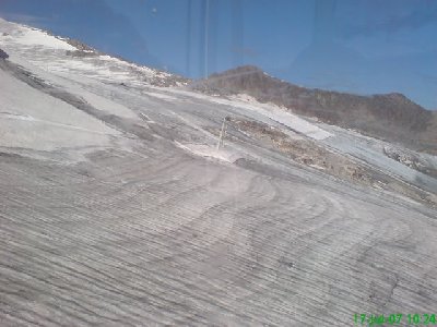 Blick hinüber zu den ausgeaperten Felsen beim TFH-Hang - erstmals waren sie 2003 zu sehen - nun fehlen da mindestens 10 Meter Gletschermasse...