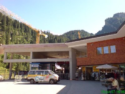 die 8EUB hat nun schon ein neues Dach und ist wieder in Betrieb