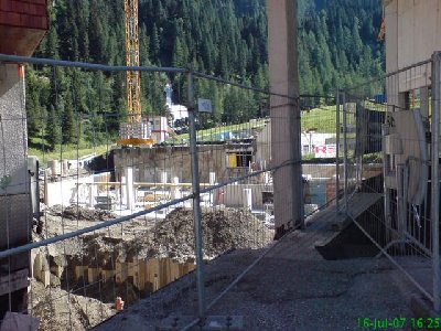 Juhu - endlich wieder in Hintertux beim Sommerskilauf!!! Hier das Fundament des neuen GB1