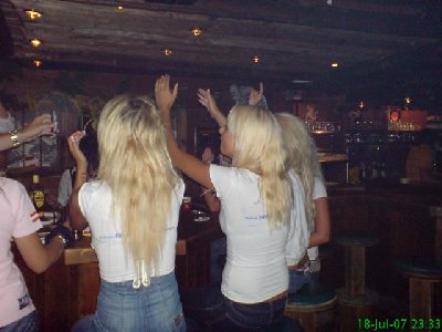 am Abschlussabend haben wir dann noch die heissen Schwedinnen von www.swedishgirlsgowild.com im Laterndel-Pub in Finkenberg getroffen... *schmacht*
