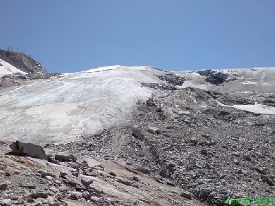 in der Bildmitte sind Bagger zur Werke - vermutlich gibt das die neue Schneileitung am TFH-Hang