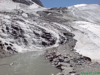 nochmals der TFH-Hang - ein Trauerspiel... Schaut Euch mal die Menge des Schmelzwassers an... :(((