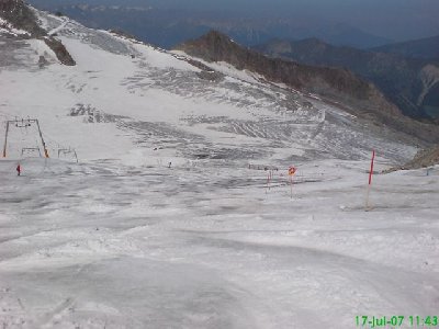 gegen 12 Uhr wurden die Pisten dann zu Wasserstrassen - hier bei der DSB (im Hintergrund der Bereich Kaserer)