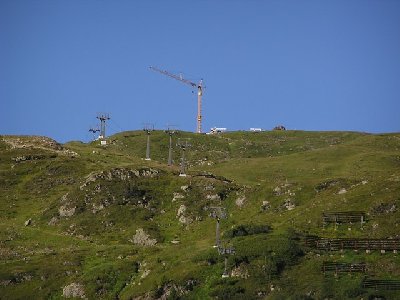 ein kran im bereich der neuen bergstation, die etwas rechts der alten sein wird.