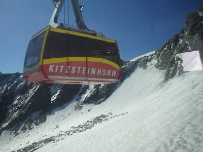 die Gondel kommt entgegen; im Hinergrund seht ihr auch Tourenskispuren