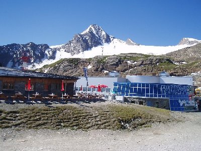 das Alpincenter mit dem Kitzsteinhorn im Hintergrund