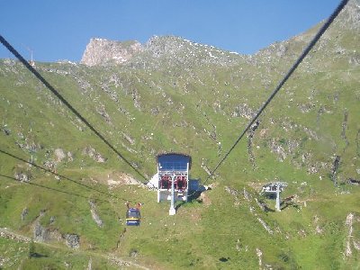 Bergstation des Gletscherjet I (im Hintergrund oben links erkennt man auch den Baukran für die neue Kristallbahn