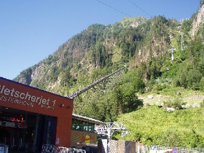 Talstation des Gletscherjet I, mit der stillgelegten alten Standseilbahn im Hintergrund