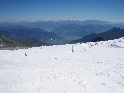 Das Gletscherplateau mit Blick auf den Zeller See, Saalfelden, Maria-Alm und den Hochkönig 2941m