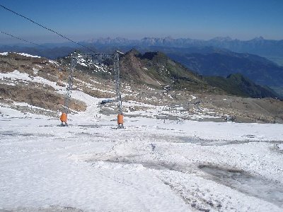 Blick zur Talstation des Keesliftes am Sommereinstieg, links der Maurergletscherlift ( und ab hier schaute allmählich das Eis raus!)