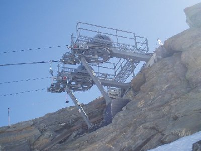 im Fels verankerte Bergstationen des Magnetköpfllifte I &amp;amp; II