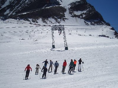 den ganzen Tag war den Lift in Revision und 3 Leute hingen in einem Gestell an dem Schleppliftseil