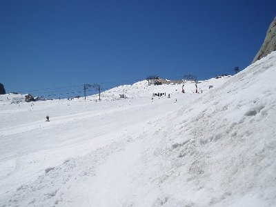 hier kann man am Besten die Schneebeschaffenheit ganz gut am Rand der Piste erkennen