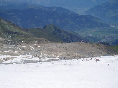 unterer Teil des Gletschers mit Blick auf die Talstationen der Gletscher SL´s, der Schmittenhöhe, Kaprun und Zell am See