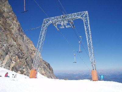 Doppelmayr Stütze vor der Bergstation des Keesliftes