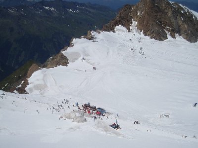 die alten Gondeln werden zweckentfremdet und beim Anfängerlift aufgestellt