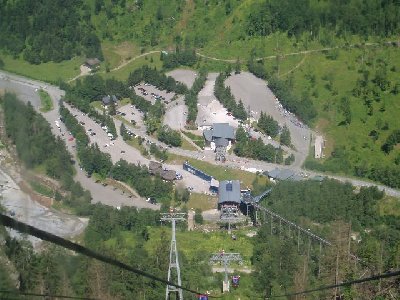 steiler Trassenverlauf der Seilbahnen; auch der Parkplatz war an diesem Montag leer!