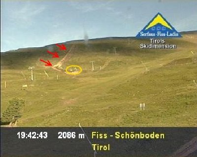 Im gelben Kreis erkennt man ganz schwach zwei Baumaschinen