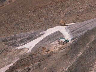 Größer!<br />Der Kobelco hat eine Bohrlafette, die man wohl für die Sprenglöcher braucht!