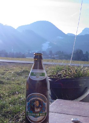 überhalb der Flaschenöffnung die Gesamtansicht des weissen Streifens...