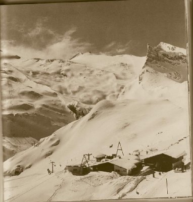 Sommerbergalm ca. 1970. An der Sektion III ist der legendäre SL Olperer zu erkennen, der nur eine Saison dort oben stand.