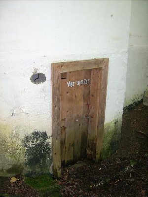 Die Rückfront des Talstationsgebäudes des oberen Liftes (Gaissach)