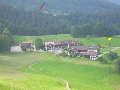 Siedlung am Bucherhang; weiter rechts der Häuser verlief der kleine Lift (gelb) Rot= Sonnenbichl