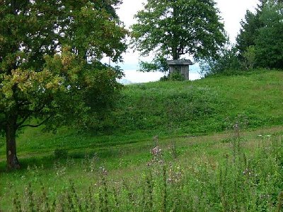 Das Holzhäusle am ehem. Ausstieg steht noch da.