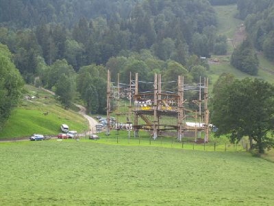 Hochseilgarten mit Seilbahnteilen