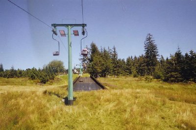 An der Bergstation erkennt man, daß es im Winter ein Schlepplift ist