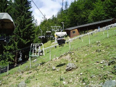 Nähe Bergstation, Auch eine schöne Technik wie die Rodelschlitten vom Schlepplift weiter transportiert werden