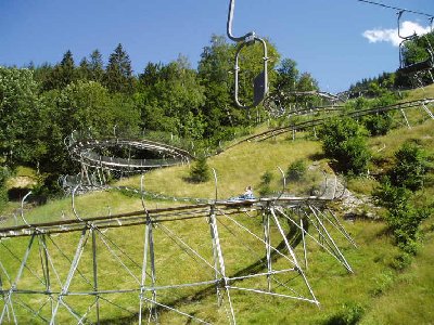 Der Coaster windet sich ins Tal