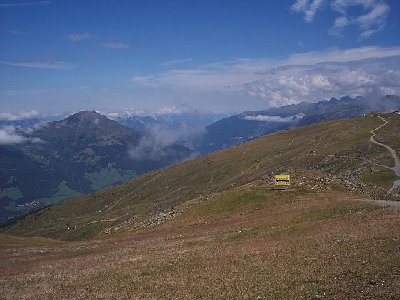 Kurz nach der Bergstation, am Schild, gehts links auf die 12er Abfahrt