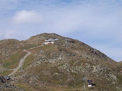 Blick vom Schönjoch Richtung 12er<br />Die Zwölferabfahrt beginnt am (grauen) Schild!