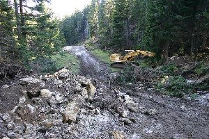 An der blauen Piste (Skiweg?) vom Hauptskigebiet zum SCHL Mulda wird gebaggert, verbreitert, ein leichter Gegenanstieg abgetragen.