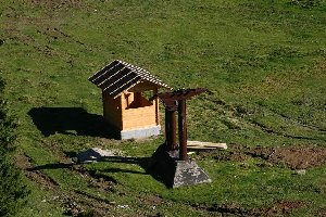 Interessanterweise wurde ein Teil der alten Talstation stehengelassen, alles andere (Lifthütte, Stützen, Bergstation) wird neu.