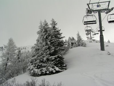 Im Sessellift Le Roi, direkt nach Neuschnee [ende März letztes Saison]