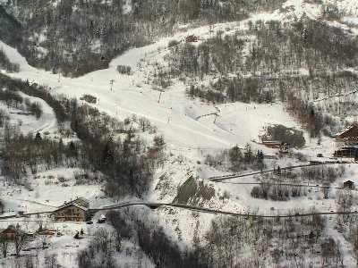 Nochmal talstation Grand drozes im Zoom. Von rechts kommt die abfahrt Armera