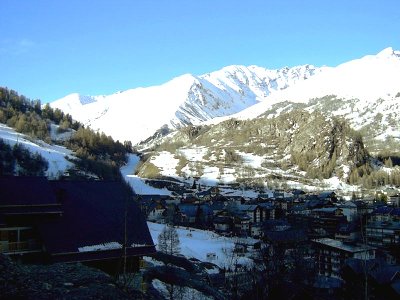 Valloire von neue Chalets oberhalb dorf. Mit hinter die Talpisten von Setaz [spat März]