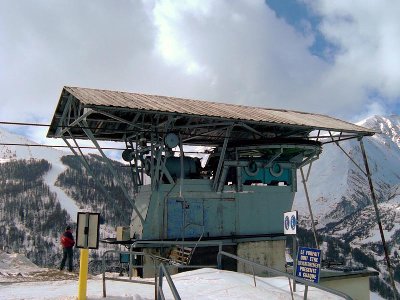 Talstation alte 2sb Crey du Quart, mit hintergrund die Waldschneise von die Piste Olympique auf Setaz