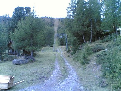 Trasse, wo wohl auch die Bagger raufgefahren sind.