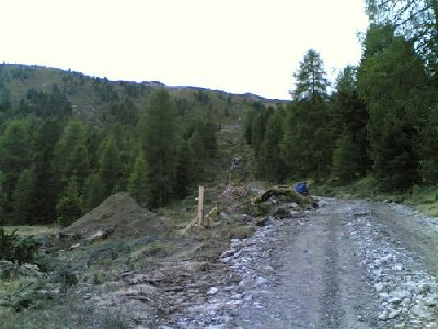 Bergstation im zomm die links neben dem Gipfelkreuz sein wird.<br />Dort oben begannen 2 Bagger (die kaum zu erkennen sind) mit dem baggern für die Bergstation